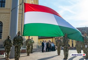 Zászlófelvonással kezdődött az ünnepi program Debrecenben