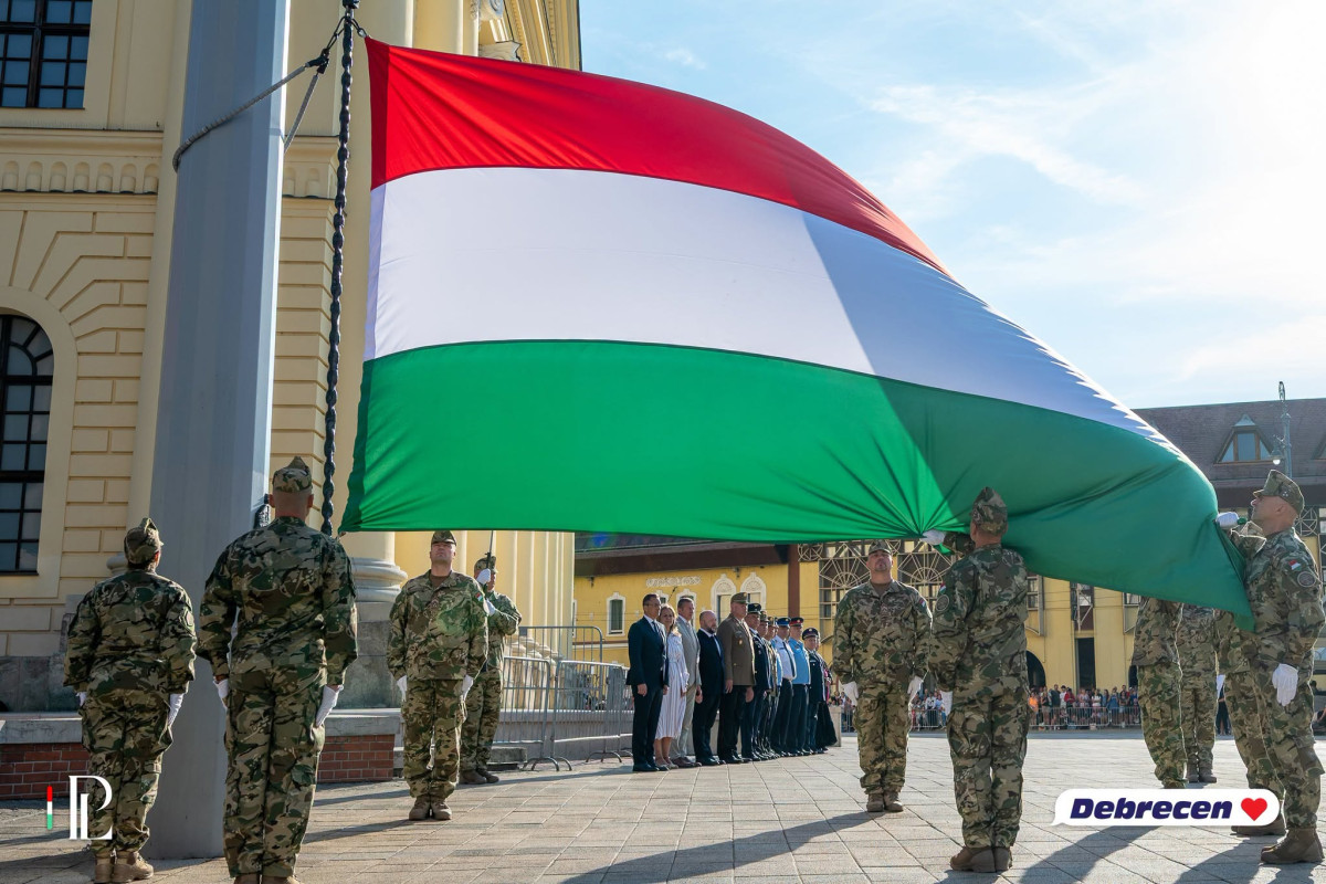 Zászlófelvonással kezdődött az ünnepi program Debrecenben