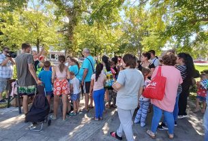 Ezúttal nemcsak ételt, tanszert is osztott a Kéretlen Figyelem Debreceni Nők Közéleti Egyesülete Debrecenben