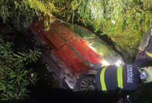 Csatornába hajtott egy autó Püspökladánynál