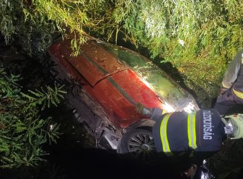 Csatornába hajtott egy autó Püspökladánynál