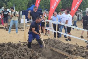 A hajdúböszörményi Paraklétosz csapata sírásó verseenyen