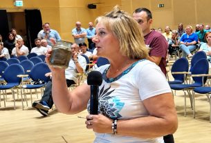 Szennyezett vizet vittek az EcoPro debreceni közmeghallgatására