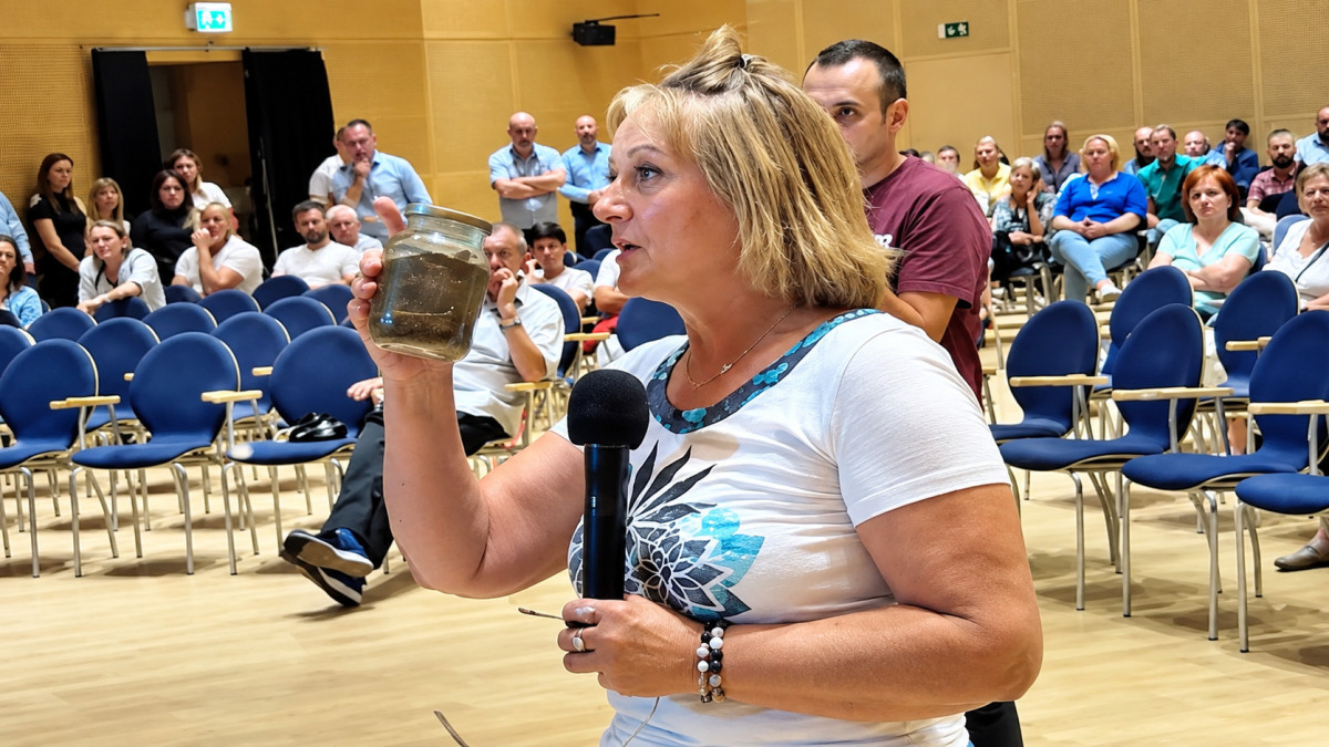 Szennyezett vizet vittek az EcoPro debreceni közmeghallgatására