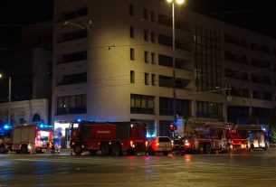 Kilenc tűzoltóegység vonult a Párizsi Udvarhoz