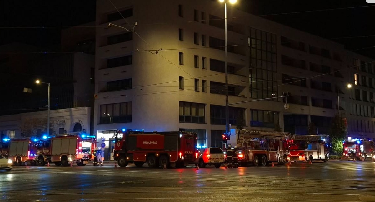 Kilenc tűzoltóegység vonult a Párizsi Udvarhoz
