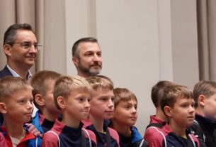 Papp László gyerekeknek mutogatta a debreceni városházát