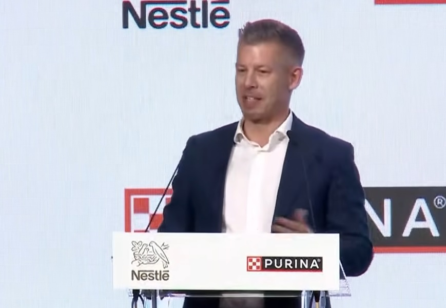 A Nestlé új büki gyáregységeinek átadásán bukkant fel Magyar Péter