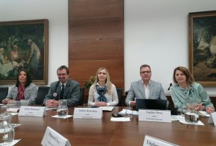 Gajdos László minisztériumában jártak a Mikepércsi Anyák