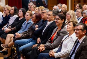 Az első sorból élvezhette az idősek műsorát a debreceni városvezetés