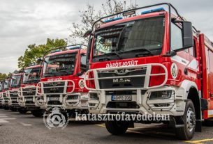 Új komplex tűzoltógépjármű-fecskendőket adott át a katasztrófavédelem