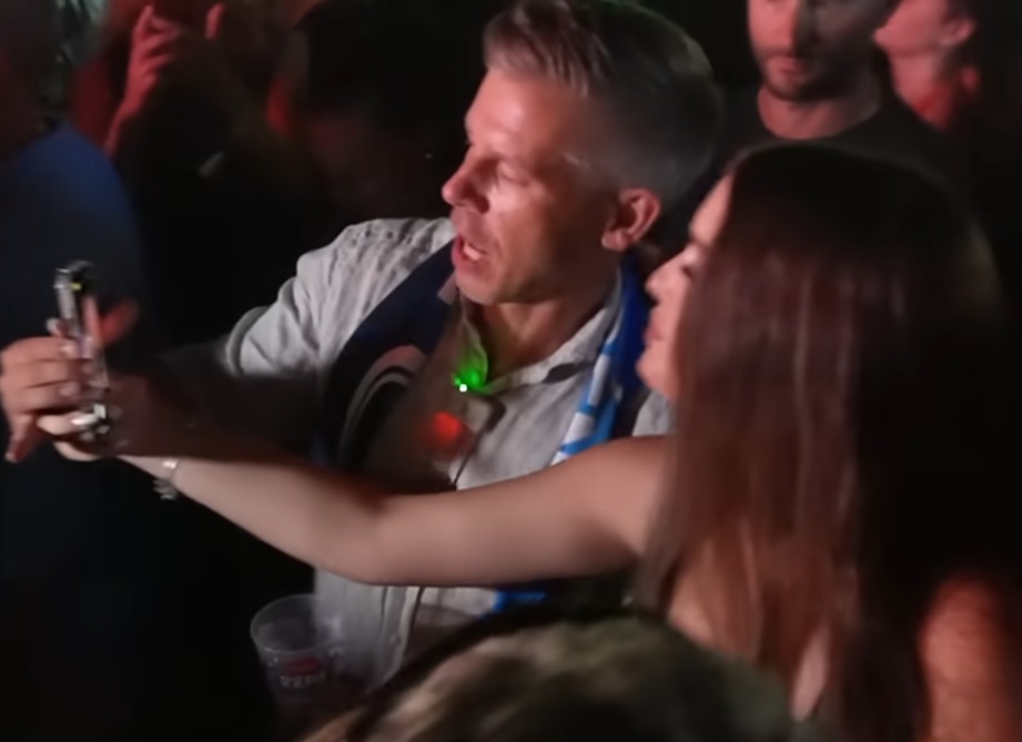 Magyar Péter bulizik
