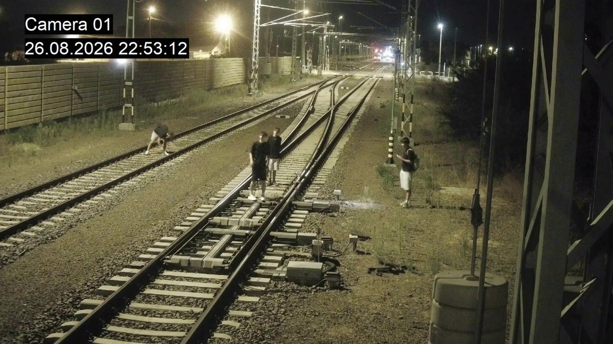 Köveket tettek az egyik debreceni vasúti váltóba a fiatalok