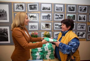 Széles Diána lombgyűjtő zsákot ad át