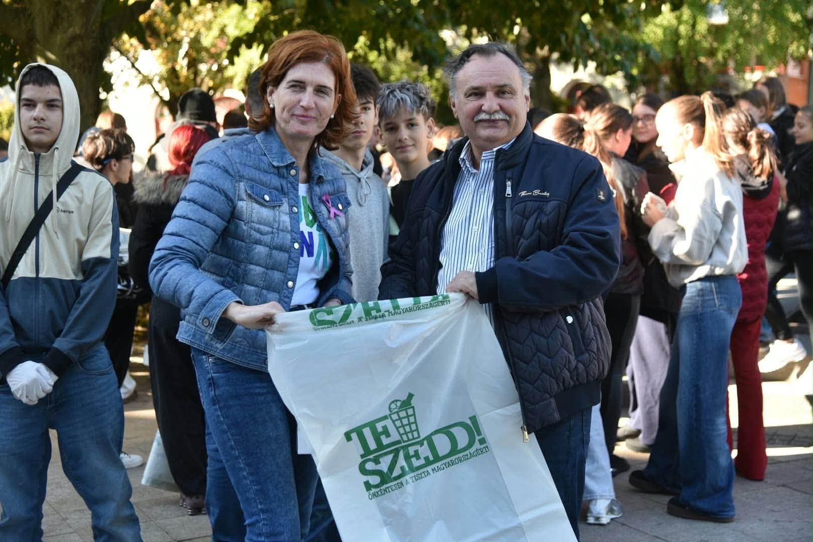 Gajdos László szemetet szedett Hajdúnánáson