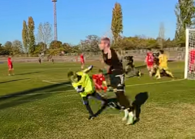 Kocsis Dominik és a fellökött labdaszedő